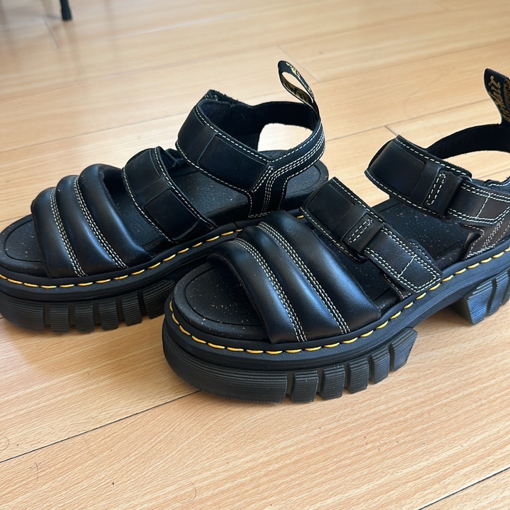 RICKI 3-STRAP SANDAL SIZE 7 DR. MARTEN